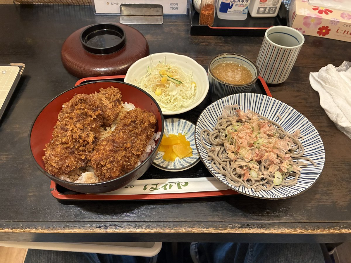 qy7ul's tweet photo. 福井ライブ1日目はめっちゃ良かった😭
俺は二日目のチケットは外れたので一足先に帰ります‼️
当たった人は楽しんでくれ〜〜🙌

(昼ごはんのソースカツ丼提唱を添えて) https://t.co/MOArVHKPgR