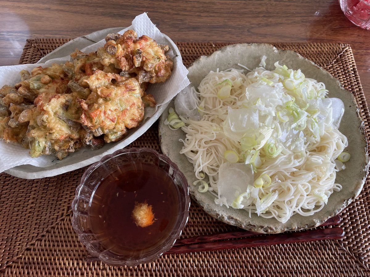 taekogohan's tweet photo. 70代おばあのお昼ごはん😋🍴
本日はまたまた冷やし素麺です♪
にらの茎にシラス、カニカマ入り
かき揚げを作り素麺と一緒に最高
初めてのニラの茎美味しいです😋
お昼ごはんは麺類がいいですね♪
#おうちごはん🍚 https://t.co/KTz6qipLPm
