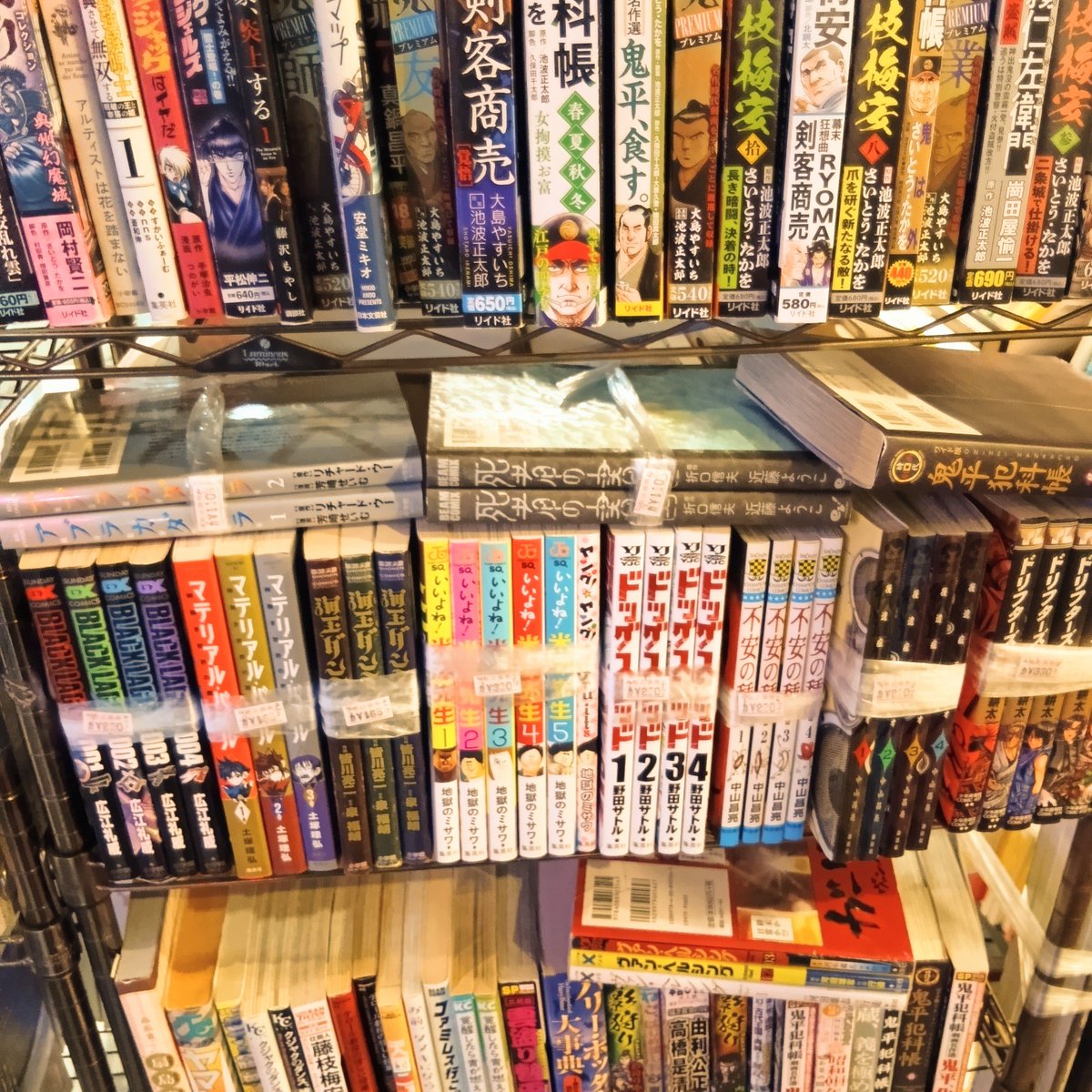 kosyo_kumagorou's tweet photo. 練馬区は西武池袋線「中村橋」の古本屋、古書クマゴロウです。

本日の練馬は晴れ。しかし突発的な降雨が見込まれています。

タバコ臭ありのためジャンク扱いの特価マンガ群が出現しました。手をかけてない分お値打ちです⋯。

古書クマゴロウ、本日も20時までの営業です。 https://t.co/gTTSeYNzA0