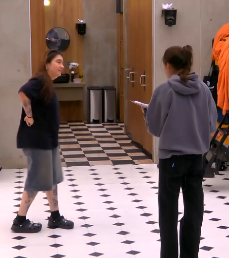 chris_fdez1584's tweet photo. Que falta de respeto que hayan tomado la libreta de Antrax, es privada, pero que se puede esperar de Carmen y la ratera de Michelle #MasterChefMx https://t.co/W9eCvUS9fE