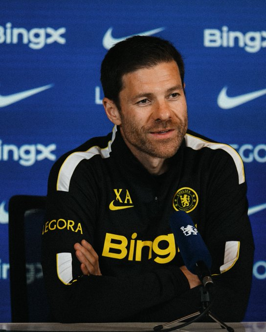 Perla_Londres's tweet photo. 🎙️🇦🇷 Xabi Alonso defendió a Enzo de los abucheos y remarcó su compromiso en el entrenamiento

“No solo fue abucheado, también corearon su nombre, puede pasar. Nosotros le apoyamos; con Enzo tenemos un gran jugador. Es un futbolista de primer nivel y ha sido muy importante

Una vez que comience la competición, necesitaremos el apoyo y el compromiso total de todo el equipo y de todos los aficionados cuando vengan a Stamford Bridge

Nos alegra ver su mentalidad competitiva al entrenar. Trabajamos muy bien con él a diario. Se está entrenando muy bien y le veo con una actitud excelente; eso es lo que queremos”
