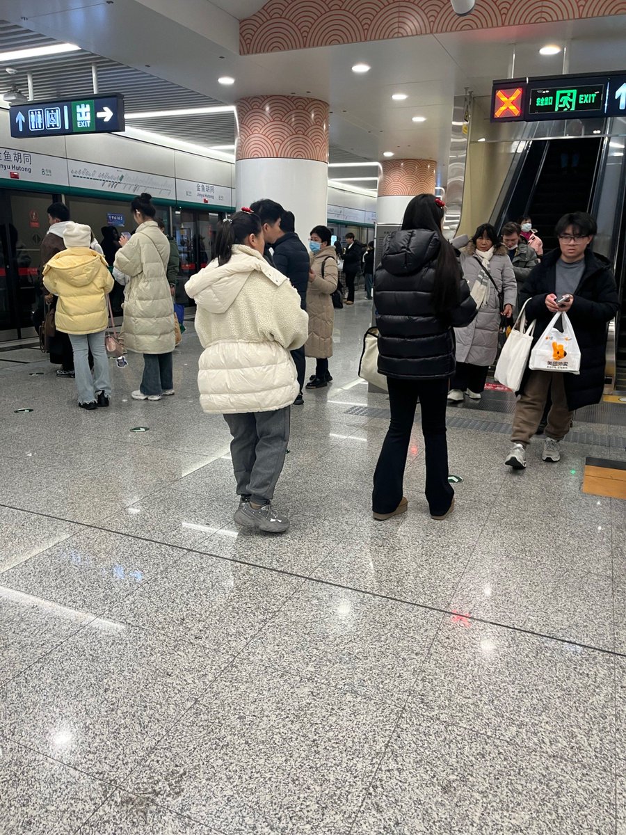 2ayZNPFM6xsIKH3's tweet photo. [赶地铁差点摔倒时，陌生姑娘默默递来的那只手，暖了一路。]， https://t.co/UKx5UI1r72