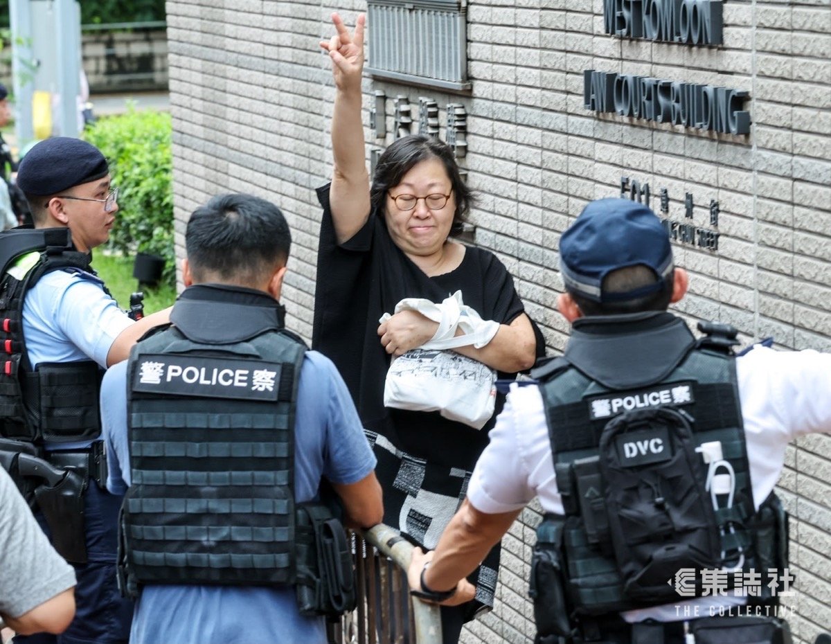frances_hui's tweet photo. 1/5 #HongKong Alliance leaders Chow Hang-tung &amp; Lee Cheuk-yan were found guilty of inciting subversion over their work that kept the memory of the Tiananmen massacre alive for decades.

Facing up to 10 years, both entered court smiling and remained calm as they heard the verdict. https://t.co/aYQoZpqaF7