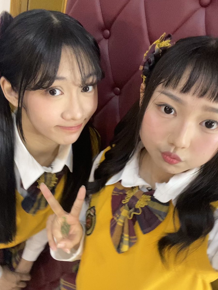 SNayla_JKT48's tweet photo. Terimakasih banyak show tewo tsunaginagara 🩷🩵
Auwia chan ayu bgt, terimakasih ya udah twintel😍 
jemima chan akhir nya bisa show bareng lagii( maaf gk ada foto…)
Terimakasih semua nya udah nonton show kemarin!! Seru gk!!!??? https://t.co/tzqotIxWiP