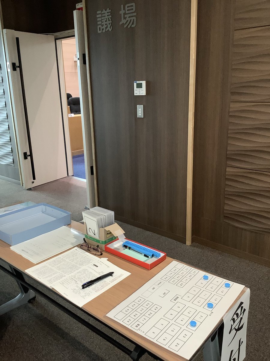 darudanian's tweet photo. 御殿場市議会の「議場開放」も最終日です。午前中が当番ですが、今朝は5人の高校生が参加していました。参加者には「リピーター」さんもいて、中には毎日参加してくれた方も…。アンケートでも、またやって欲しいという声も聴かれますし、勉強するスペース��ないと指摘もありました。 https://t.co/eKWGO2v6Ko