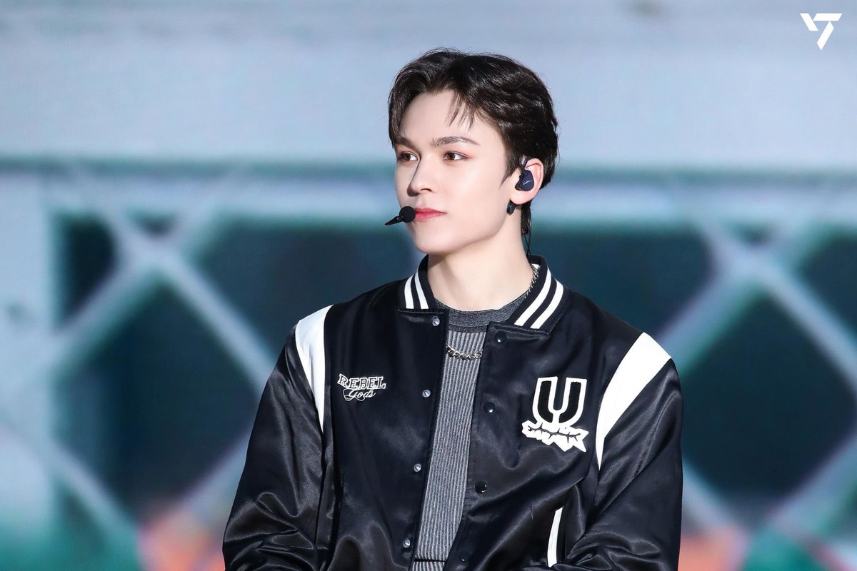 chweposts's tweet photo. Vernon before enlisting:

- Makes a song “I’ll Be Back” with the message of what he wants to tell carats

-Made sure to engage with carats during V8 on IG. reposting, liking and commenting on posts with the song he’s so proud of

-Continuously busy even after V8 promos have ended, preparing content for us to have when he’s gone, just finally being finished two days before he leaves 

-Did a live two days before to say goodbye & then the next day, the last night before he leaves, he quickly went live again just to chat with us one last time & to comfort carats

🥹🥹🥹🥹
