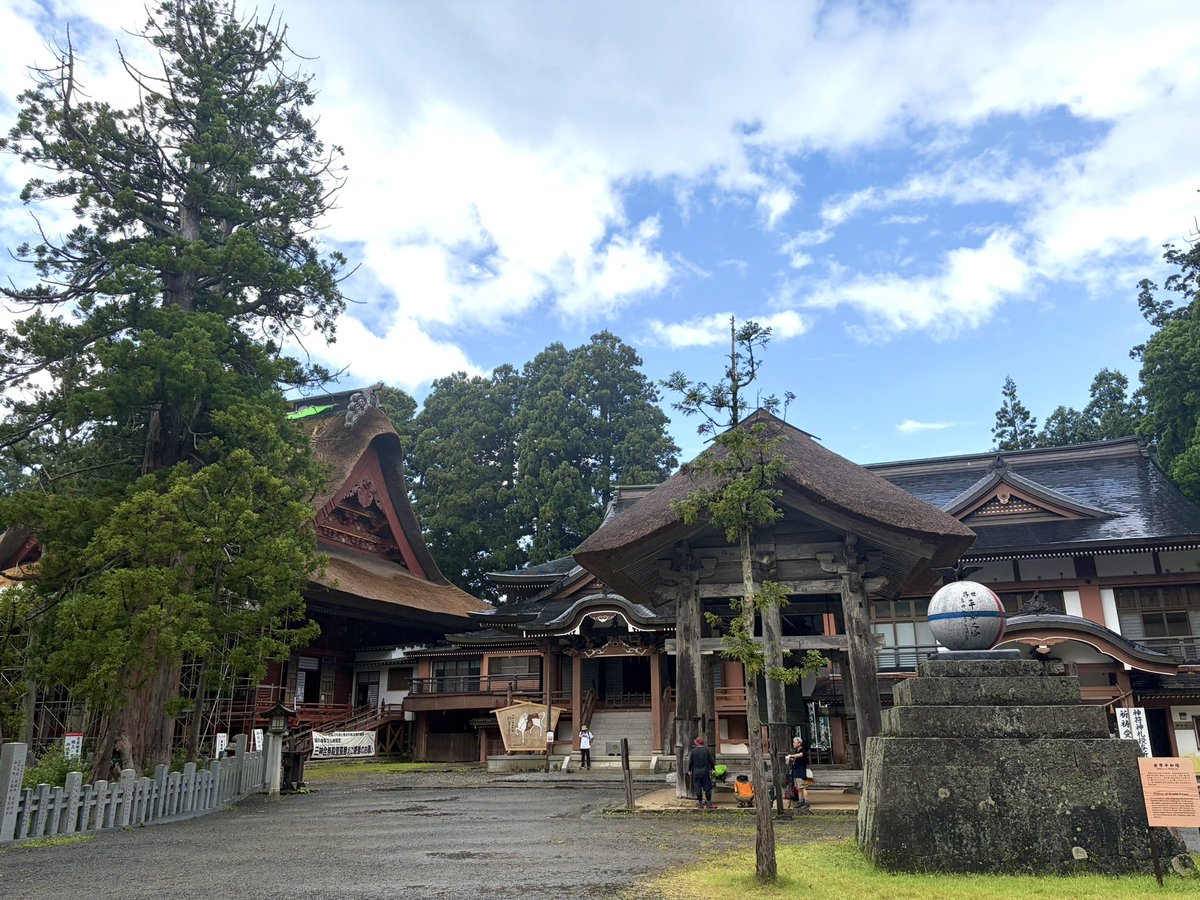 bai_push_da's tweet photo. 出羽三山
雨の山も霊験あらたか
最後は雨が止み青空が覗く https://t.co/W5FgQ0Asy4