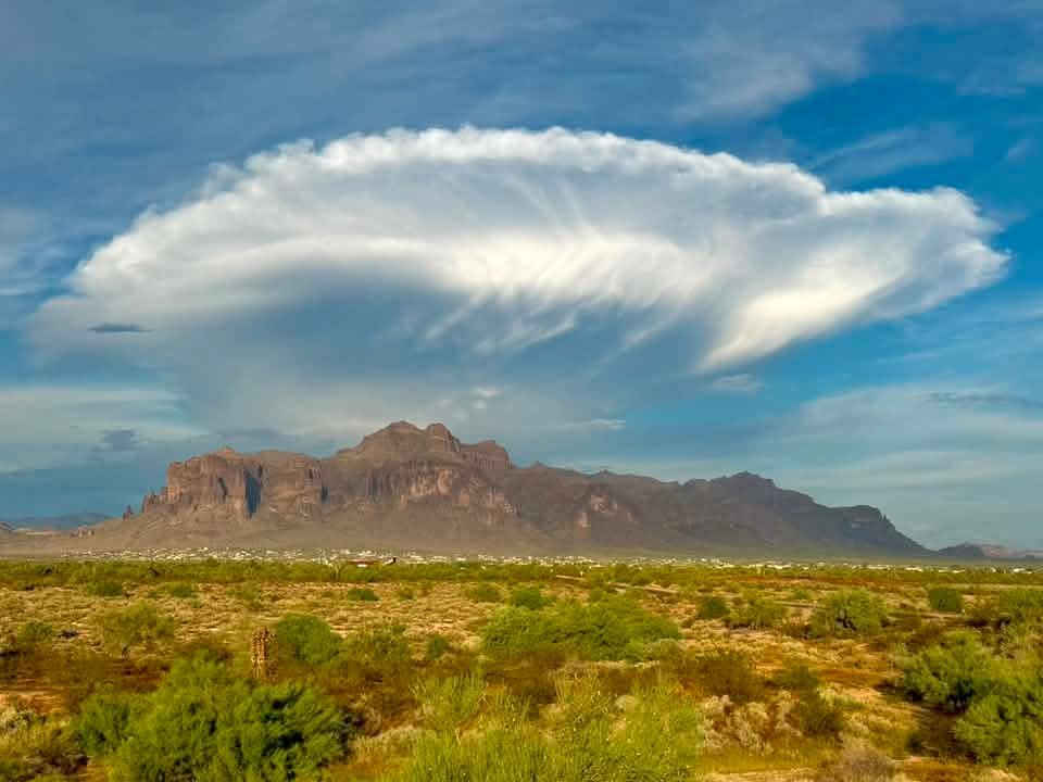 stacylyran66's tweet photo. Suspicious cloud near Superstition Mountain. https://t.co/K49CFFrziY