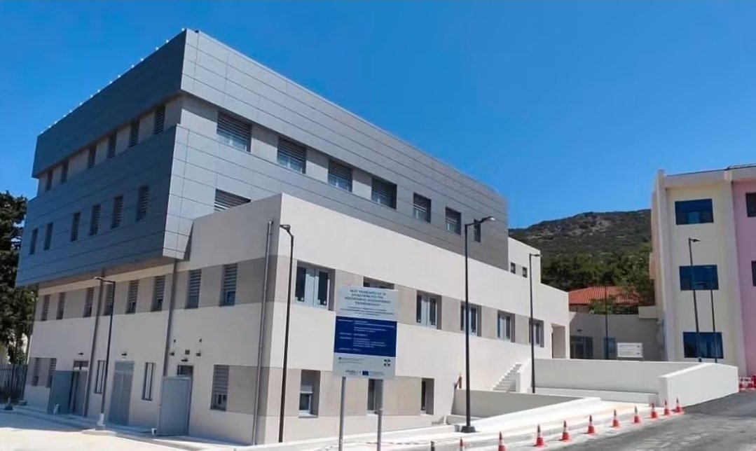 theodorekollias's tweet photo. ΠΑΜΕ ΝΑ ΔΟΥΜΕ ΕΝΑ ΣΠΟΥΔΑΙΟ ΕΡΓΟ ΠΟΥ ΓΙΝΕΤΑΙ ΣΤΗΝ ΘΕΣΣΑΛΟΝΙΚΗ 

📌Η ΝΕΑ ΑΙΜΑΤΟΛΟΓΙΚΗ ΚΛΙΝΙΚΗ ΤΟΥ  ΓΕΝΙΚΟΥ ΝΟΣΟΚΟΜΕΙΟΥ ΘΕΣΣΑΛΟΝΙΚΗΣ "ΓΕΩΡΓΙΟΣ ΠΑΠΑΝΙΚΟΛΑΟΥ".

Το νέο κτήριο έχει εμβαδόν 3.100 τμ. με 3 ορόφους και υπόγειο.
Στην νέα Αιματολογική Κλινική θα στεγαστεί το ΚΕΝΤΡΟ ΚΥΤΤΑΡΙΚΩΝ ΚΑΙ ΓΟΝΙΔΙΑΚΩΝ ΘΕΡΑΠΕΙΩΝ.

 📍Η συγκεκριμένη μονάδα είναι πρωτοπόρα παγκοσμίως στην μάχη κατά ασθενειών όπως ο καρκίνος και η μεσογειακή αναιμία.
Οι γονιδιακές θεραπείες γίνονται και για άλλες σοβαρές νόσους όπως η νωτιαία μυϊκή δυστροφία και η συγγενής αμαύρωση Laber (τύφλωση).

Θα φιλοξενούνται εργαστήρια αιματολογικής κλινικής για ερευνητικές δραστηριότητες, για πειραματικές μελέτες και για κλινικές δοκιμές.
Θα φιλοξενείται η Ειδική Νοσηλευτική Μονάδα φροντίδας με 11 μονόκλινους θαλάμους για την θεραπεία ασθενών με αιματολογικές παθήσεις για την εφαρμογή όλων των γονιδιακών-κυτταρικών θεραπειών.

Ο προϋπολογισμός του έργου ανέρχεται στα 13,8 εκ.ευρώ και χρηματοδοτείται από το Ταμείο Ανάκαμψης και Ανθεκτικότητας.

Παράλληλα στο ΓΕΝΙΚΟ ΝΟΣΟΚΟΜΕΙΟ ΘΕΣΣΑΛΟΝΙΚΗΣ " Γ.ΠΑΠΑΝΙΚΟΛΑΟΥ" βρίσκονται σε εξέλιξη έργα αναβάθμισης και εκσυγχρονισμού ύψους 45 εκ.ευρώ. όπως τα νέα σύγχρονα ΤΕΠ.
Έγινε η αγορά νέου ιατροτεχνολογικού εξοπλισμού ύψους 5 εκ.ευρώ.

Ο προϋπολογισμός του Νοσοκομείου αυξήθηκε κατά 68,2%. Το 2019 ήταν 68,9 εκ.ευρώ ενώ το 2024 έφτασε τα 116 εκ.ευρώ.
Σε σύγκριση με το 2019 υπηρετούν 27 περισσότεροι γιατροί (514 έναντι 487).
100 περισσότεροι νοσηλευτές (677 έναντι 577).
51 άτομα λοιπού προσωπικού διαφόρων ειδικοτήτων (566 έναντι 505).
Στους παραπάνω αριθμούς δεν έχουμε συνυπολογίσει τις προσλήψεις επιπλέον 83 ατόμων ως επικουρικού προσωπικού καθώς και τις προσλήψεις μονίμων ιατρών με την προκήρυξη του Μαΐου 2026.
Θερμά συγχαρητήρια @AdonisGeorgiadi