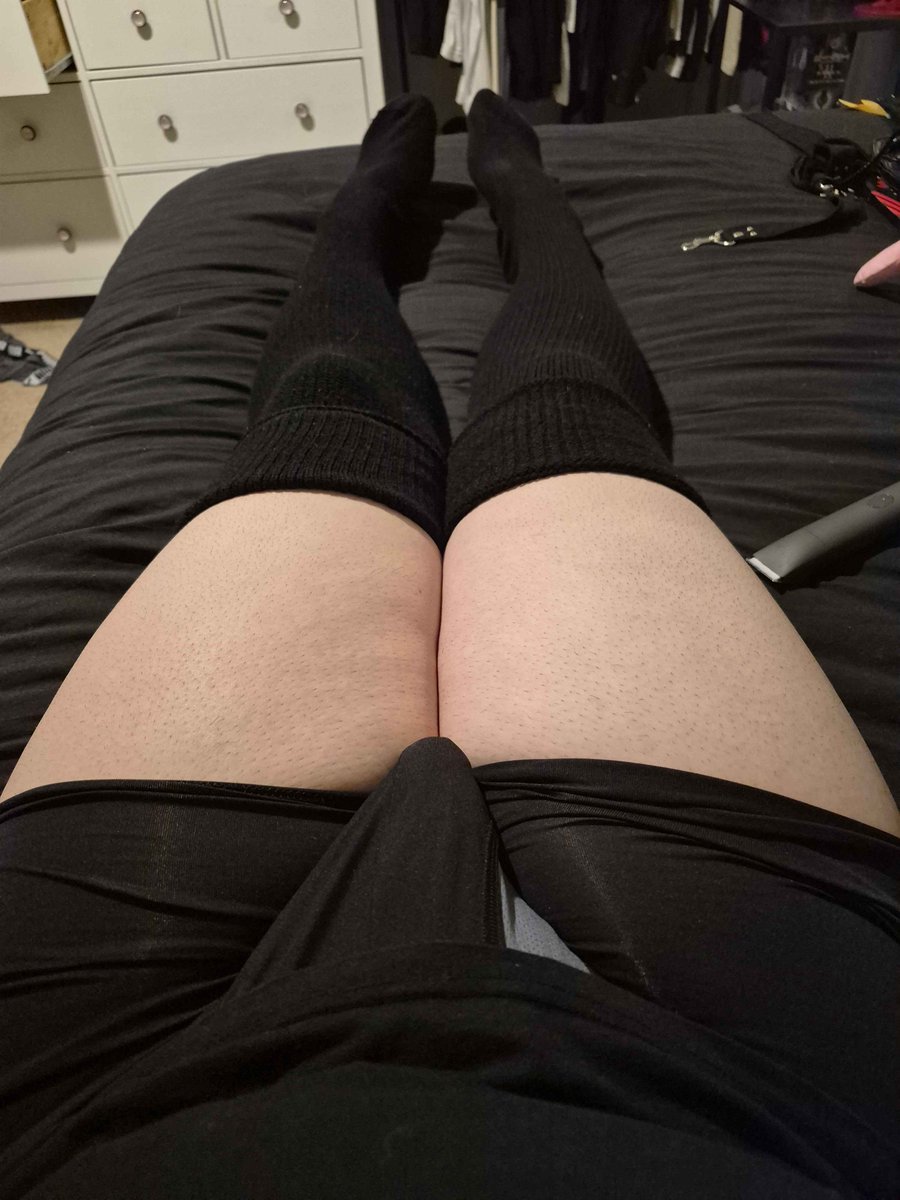 1senchou's tweet photo. since u guys seem to love my legs https://t.co/TjOND4Gqby
