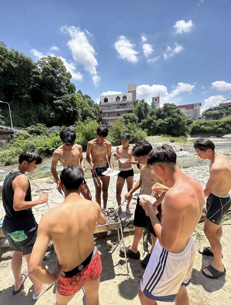 ikepanlover18's tweet photo. 夏だから川で遊んでそのままバーベキューかな？パンイチでバーベキューしてるの混ざりたい！河原だからって油断してるイケメンくんたちだけどパイイチバーベキューってだけで最高のオカズ！ https://t.co/U3pumXQJku