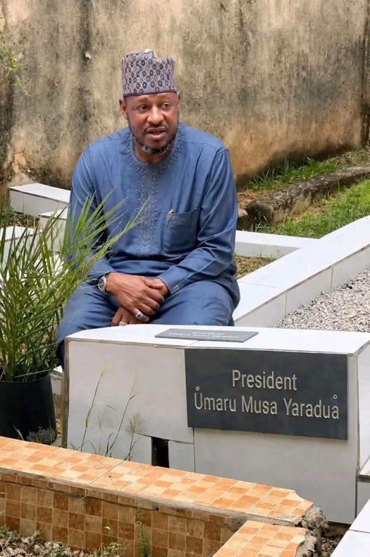OurFavOnlineDoc's tweet photo. Life is fickle and frail.

This is the burial site of a former Nigerian president. The clown in that picture is a current governor who went to do photo ops at the man’s tomb for election campaign purposes.

But that’s not my point.
See where a former president is laid.
This is the end of every man no matter how famous, powerful or rich.

Let’s live our lives knowing one day we will all be dead and gone.