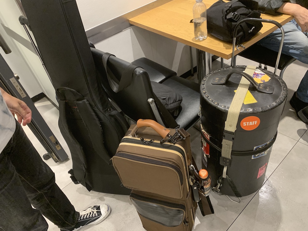 KunioOzeki's tweet photo. 昨日はSaxBassDuo＋Tablaのリハーサル！
アルバムに収録した新曲を中心にみっちりやってきた♪
どれくらいみっちりかというと…集中しすぎてリハ風景の写真を取り忘れるほど！笑;w  帰りに慌てて撮ったよね〜！w

そんなツアーは来週8/27から！
関東圏にお越しにくい方に会いにいきます！楽しみ〜☆ https://t.co/CBFXpeg2rZ