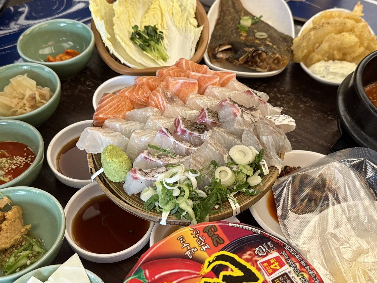 ttigimi's tweet photo. 광안리 첨벙이에요 숙성횟집이고 연어 존맛 근데 겨울에 방어먹으러가야함 다먹고 직원께 열라면 끓여달라고 한 다음 연어후토마끼랑곁들여서 먹으면완벽함 https://t.co/M7G3ijNzdy