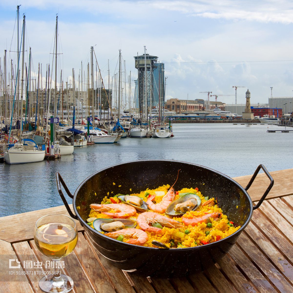 MckenzieArsjhd's tweet photo. Mira este chiringuito en la playa de Barcelona! Comí paella con marisco fresco y sangría fría, la vista es increíble, no te lo pierdas! https://t.co/5c9YLHC8uT