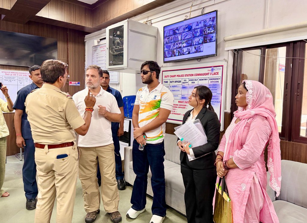 ShayarImran's tweet photo. पीड़ित छात्रों के साथ संसद से सड़क तक, 
पुलिस थाने तक

हर जगह खड़े हैं नेता प्रतिपक्ष राहुल गॉंधी जी। https://t.co/LEukvuAcAP
