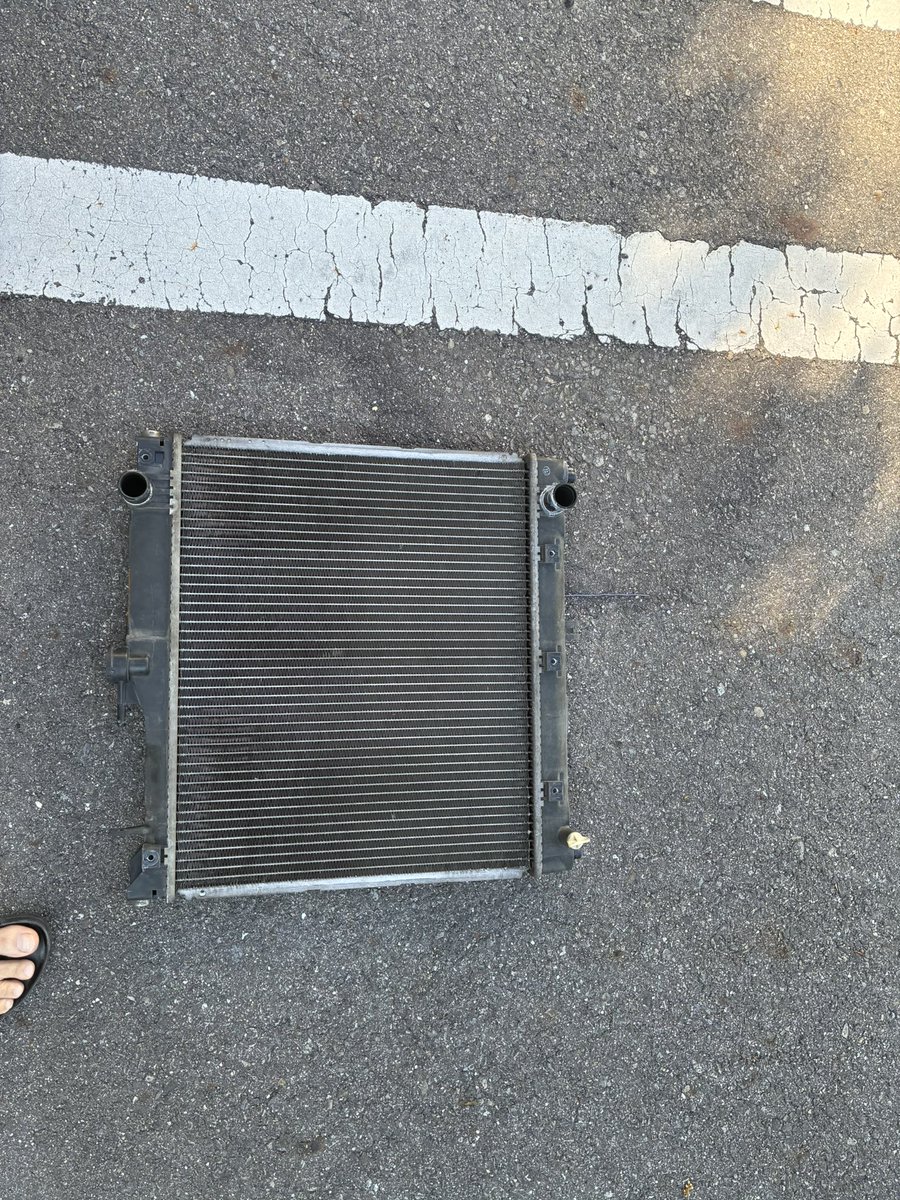 rucciirl's tweet photo. 車検時大丈夫だと思ってだけど滲みが出たのでついに交換。いつまで乗れるかなぁでなくまだ乗るぞ！
#ジムニー https://t.co/mWjpZiAsHh