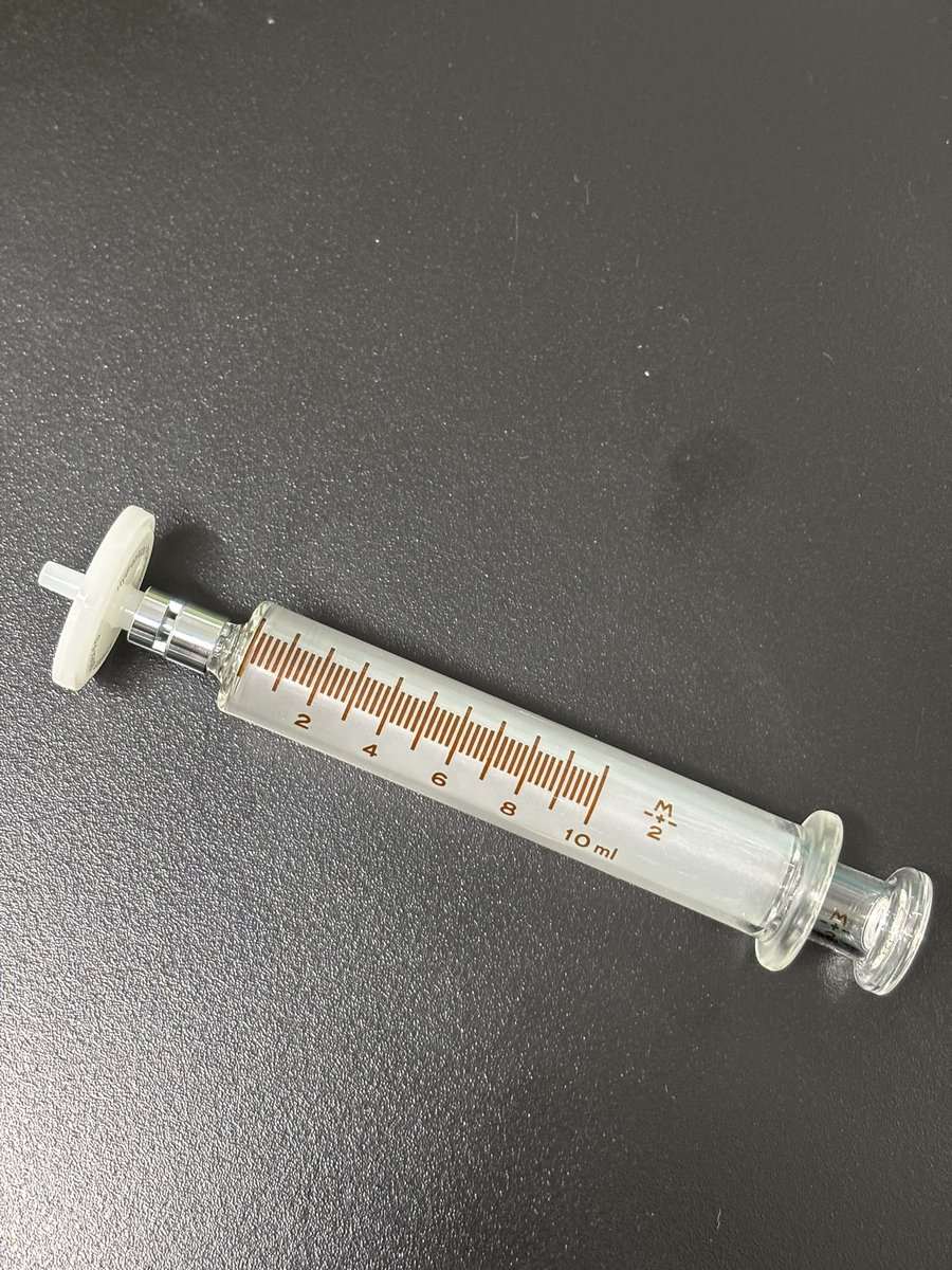 cancer_ando's tweet photo. できた化合物に不純物が入ってしまうと、また取り除かなければなりません
そうならないようにするために最終段階では溶媒をフィルターをつけた注射器でろ過した上で作ったりもしています
（研究員M）
#がん #創薬 #抗がん剤 #がん治療 https://t.co/5XpY1wmxBi
