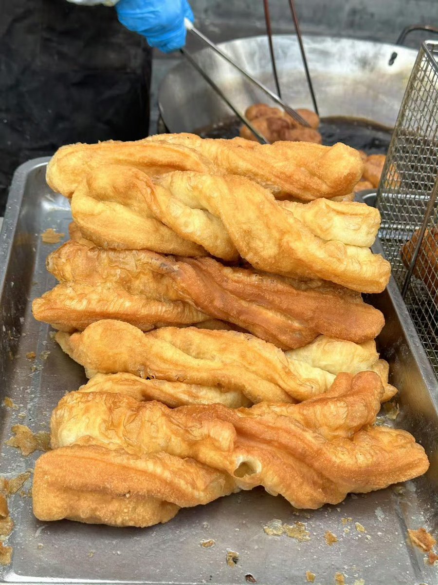 nizamud31731374's tweet photo. Craving a warm, crispy fried dough stick from the street stall by the alley—perfect morning fuel that hits different! ， https://t.co/XR71T10LbC