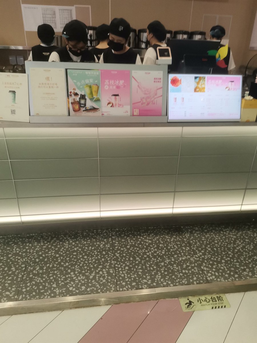 83jjdo85832's tweet photo. 今晚的晚风裹着奶茶香，隔空分给屏幕那头的你，等见面时，要一起碰杯，把这阵子的空白全补上。 https://t.co/T6FjuEX8WS