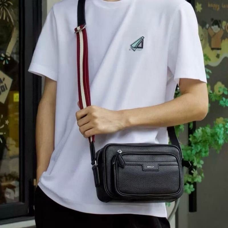 ruangkeras's tweet photo. TAS BALLY Code Grained Leather Crossbody Bag Black

- A Thread -

https://t.co/1S7VBOCOEf https://t.co/CKrl7IkVSF