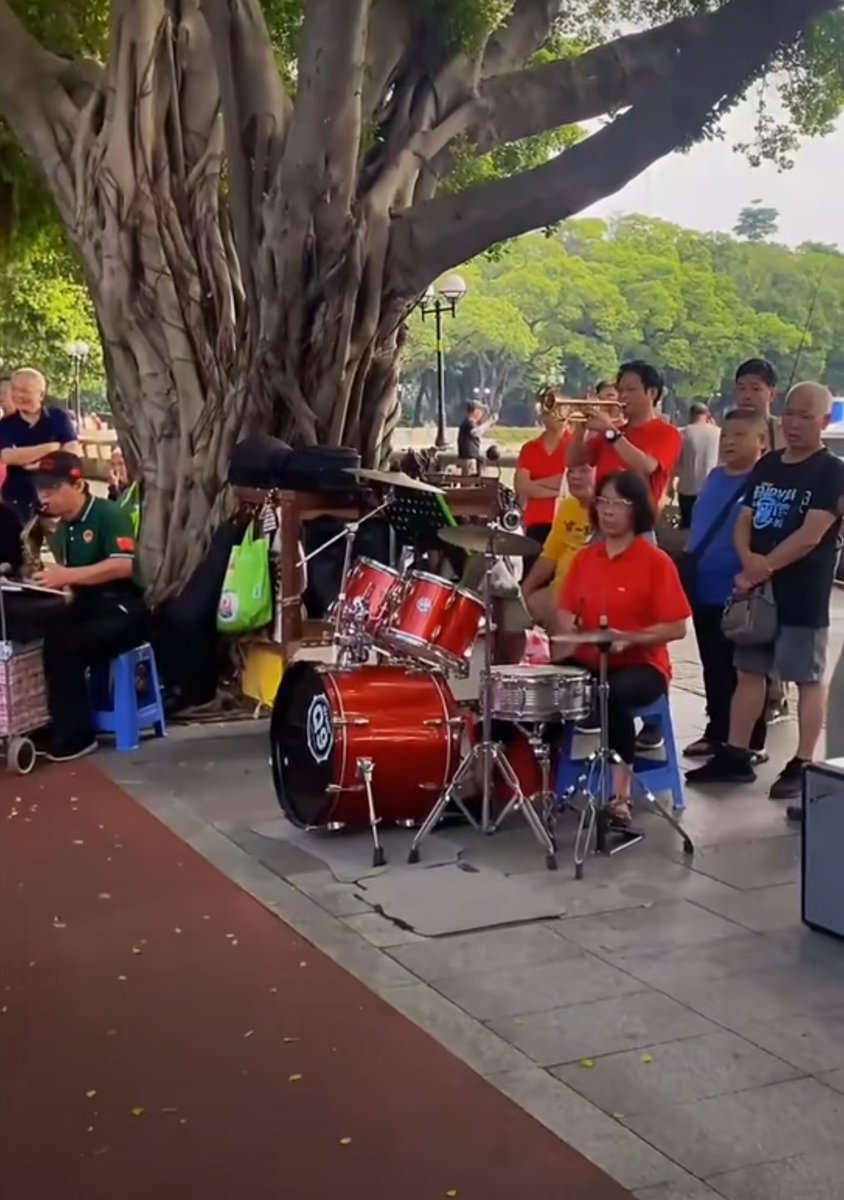 MckenzieYoflqx's tweet photo. Noche de música en vivo! La banda local toca éxitos que harán bailar a todos esta tarde en el parque central. No te lo pierdas! https://t.co/9kGFRybo0M