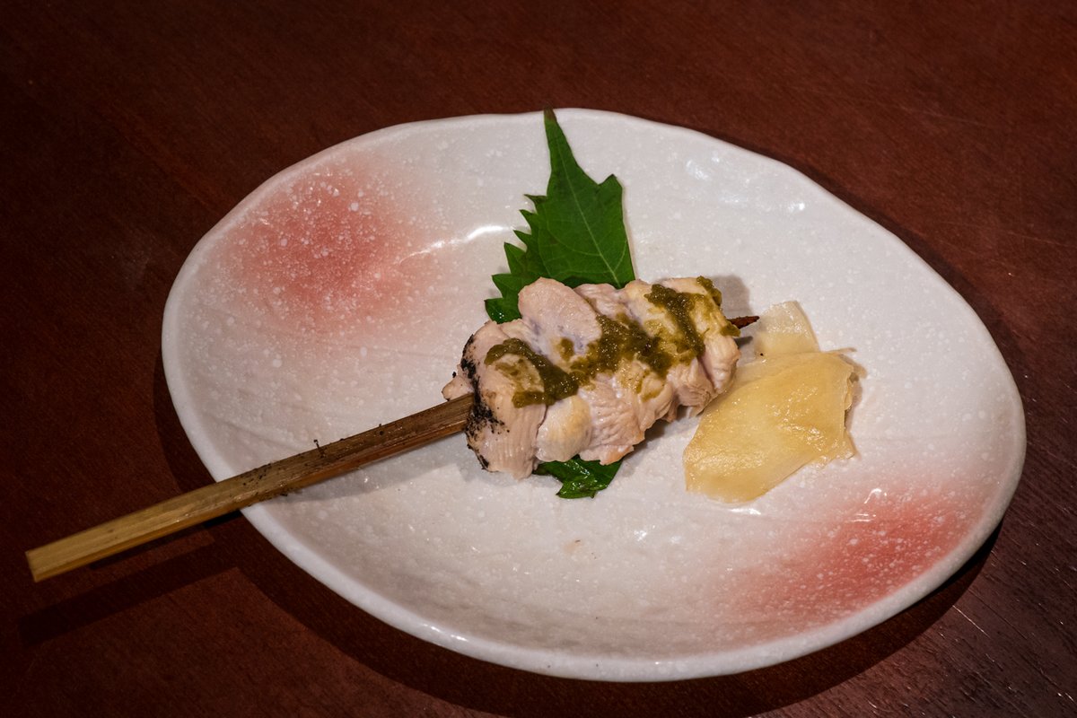 k_kakasi's tweet photo. 薩摩軍鶏のむね肉のレア感が大変たまらない美味なのですが、小さくなったなーーーｗｗｗ https://t.co/ZAif4ZrQdJ