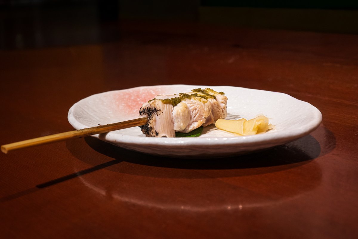 k_kakasi's tweet photo. 薩摩軍鶏のむね肉のレア感が大変たまらない美味なのですが、小さくなったなーーーｗｗｗ https://t.co/ZAif4ZrQdJ