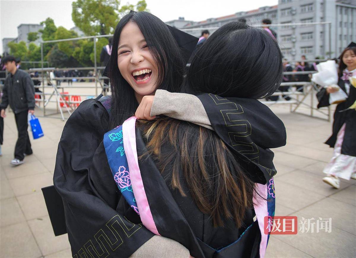 BenzZa08112546's tweet photo. Graduation vibes: caps flung high, memories locked in, and on to whatever comes next ， https://t.co/wl0vY2oTv4