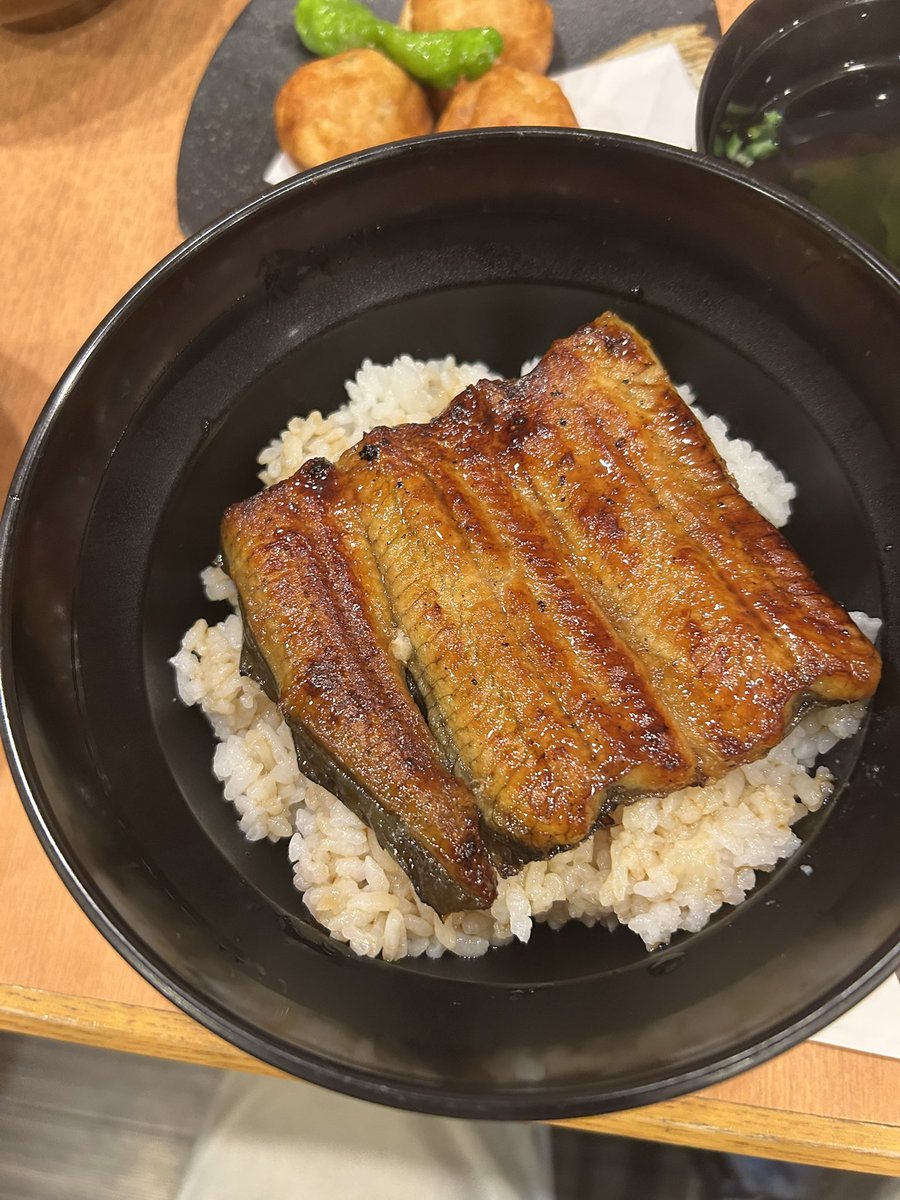 ryuto_ohtake's tweet photo. 今日の昼飯はうな丼

暑い日が続くから鰻食べて体力⤴️

#鰻 https://t.co/eeFdJnNHck