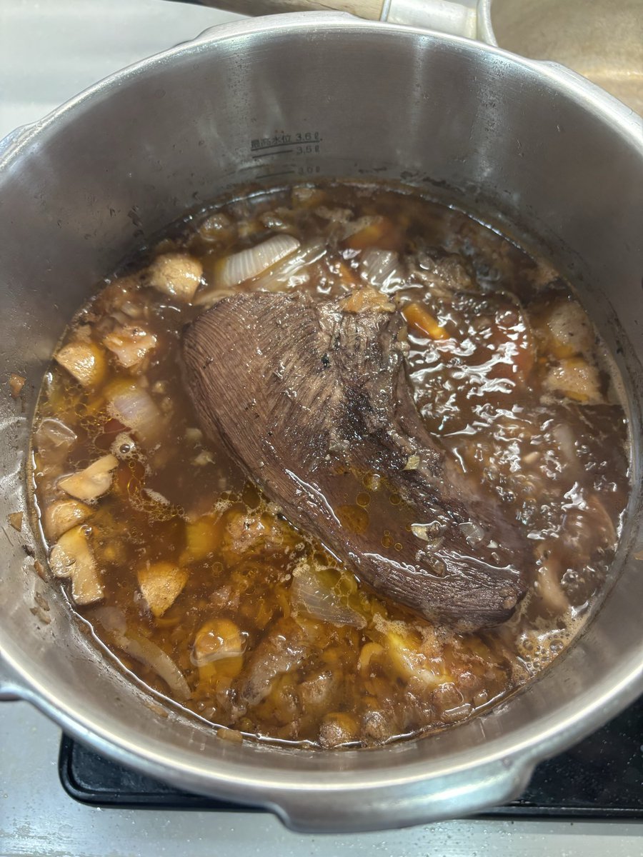tamukichi88's tweet photo. ワインに漬け込み過ぎてエイリアンみたいな肉になった https://t.co/QM4aBWWoBo