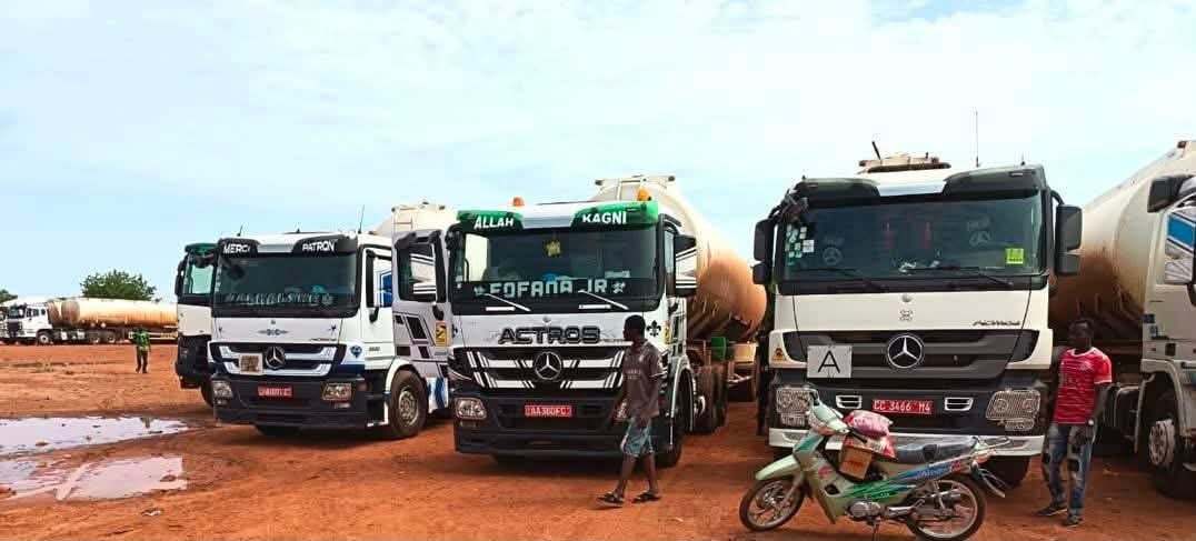 sahelbrut's tweet photo. 🇲🇱 Ségou : un convoi de carburant escorté par les FAMa est arrivé dans la région le 20 août au soir.
#DGCC https://t.co/CzesyPatAG