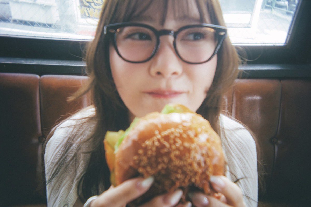 kato_staff's tweet photo. 本日8/21(金)発売
#CanCam 10月号 

#加藤史帆 が表紙を務めております🤍

ふんわり感、ときめき感満載な特集です❕
ぜひチェックしてください🍔 https://t.co/nE3vHAPlm7