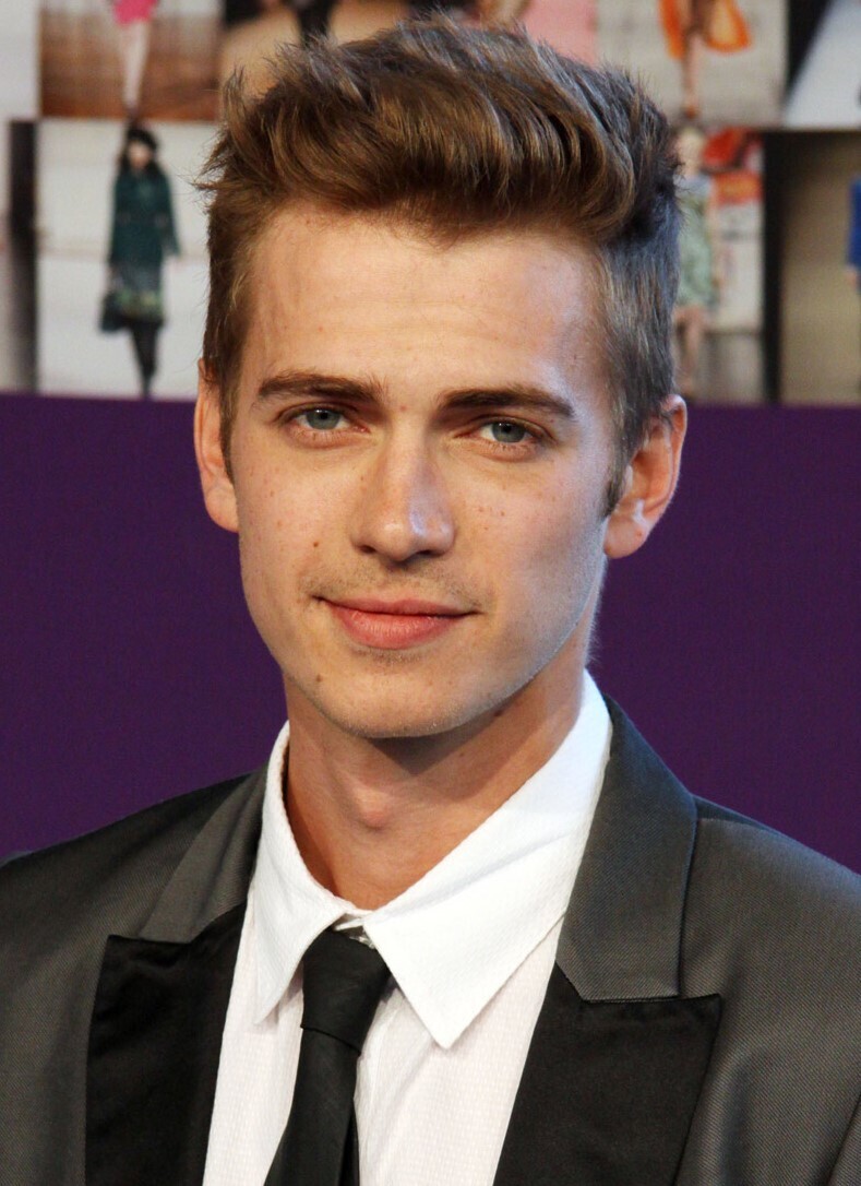 JVCom's tweet photo. Un film Darth Vader avec Hayden Christensen serait en préparation !

Selon plusieurs rumeurs relayées ces derniers jours, Hayden Christensen serait en phase finale de négociations avec Disney et Lucasfilm pour un accord portant sur plusieurs projets Star Wars, dont un film centré sur Dark Vador.

À ce stade, Lucasfilm n'a rien officialisé. Le studio a toutefois déjà confirmé le retour de Christensen dans la saison 2 d’Ahsoka, alimentant les spéculations autour de l’avenir du personnage.