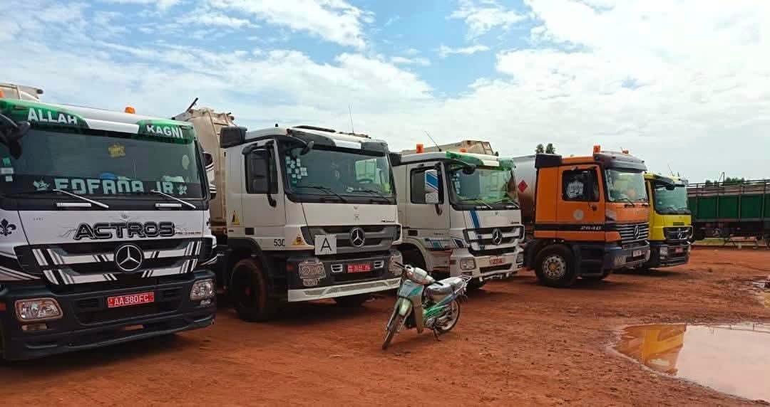 sahelbrut's tweet photo. 🇲🇱 Ségou : un convoi de carburant escorté par les FAMa est arrivé dans la région le 20 août au soir.
#DGCC https://t.co/CzesyPatAG