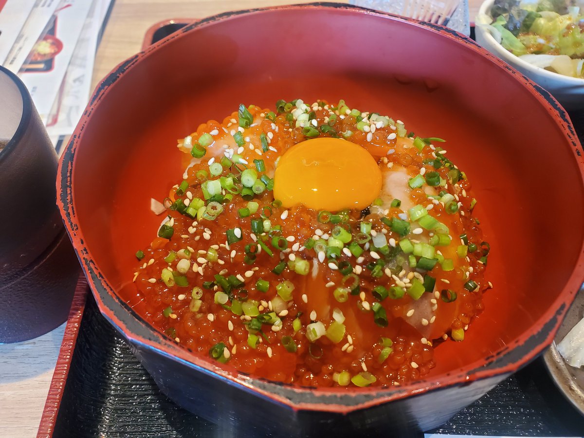 hiro30649398's tweet photo. 『信長食堂』清須市　枇杷島

昼は海鮮食堂で
夜は居酒屋みたいやね

【瓶ビール大】
　値段載ってない

【サーモンイクラ丼　2530円】
豚汁おかわり出来るみたい
ガリが付いてるってゆーてたけど
ガリの味が結構強い
オリーブオイルで味変出来るみたい

合計　3410円 https://t.co/mHlYvL9T2O