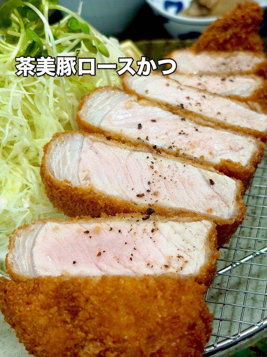 katubou2018's tweet photo. かつ坊です。本日は茶美豚ロースかつのご紹介。鹿児島の人気豚で、ふわっと広がるやさしい甘みとしっとり柔らかな肉質が特徴。脂はくどさがなく後味すっきり。黒豚専門店ですがぜひ一度お試しください。ご来店お待ちしております。 https://t.co/dCjR1VAH3i