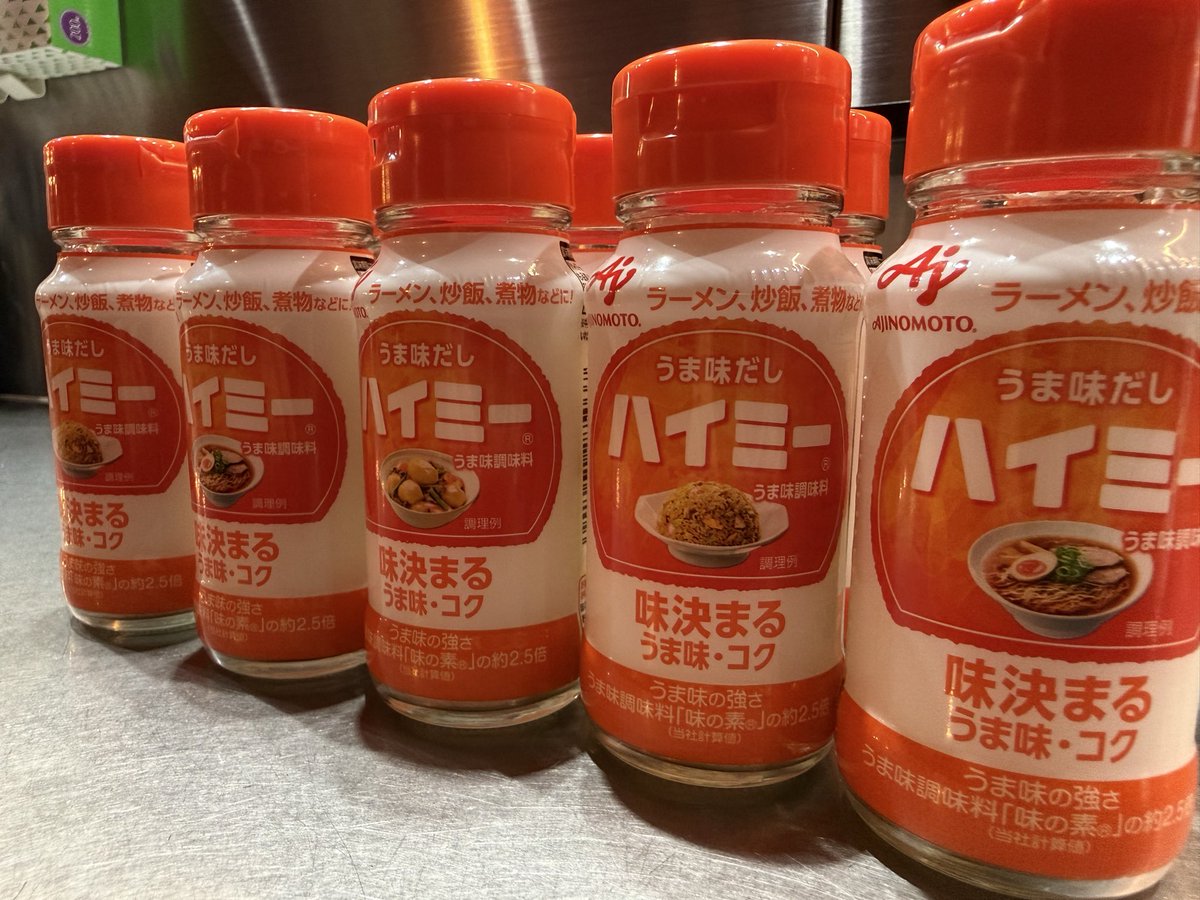 minowayamaru's tweet photo. 【拡散希望😭😭】

箕輪家中野本店の卓上に置いている化学調味料「ハイミー」が、今日で2本目、持ち去られました。

ハイミーは1本550円。
2本で1,100円です。

もちろん、金額だけの問題ではありません。

正直、こんなことはあまり言いたくありません。

でも、これ以上続くようで���れば、
ハイミーを含め、卓上サービスそのものを見直さなければいけません。

箕輪家の熟成豚骨は一杯780円。
夏限定で今は750円。

さらに14時までは替玉サービス。

卓上には、
王道家無限ニンニク、手作りの辛子高菜、こだわりの紅生姜など、

「少しでもお客さんにラーメンを楽しんでもらいたい」

その気持ちで置いています。

全部、無料だからタダで生まれているものではありません。

750円の一杯を守りながら、
できる限り今のサービスも続けたいです。

だからこそ、本当に悲しいし、苦しいです。

お願いです。

卓上のものは、店内でラーメンを楽しむためのものです。持ち帰る行為は窃盗です。

なお、当店は防犯のため、
店内・店外あわせて3台の監視カメラを設置しています。

みなさん、まじでお願いします。

750円の一杯も、
今の��上サービスも、
できる限り守り続けたいです。

これからもこのサービスを続けさせてください。

よろしくお願いします。