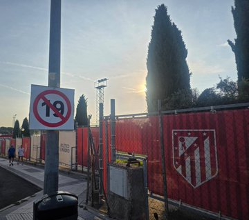 UNIVERSO_1899's tweet photo. Así está el campo de entrenamiento del Atlético esta mañana.

Vaya marronazo tienen encima por el ego de Gil Marín. https://t.co/1mIotUvrcR