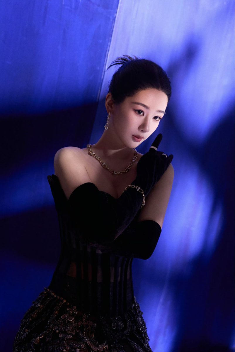 zimiyangzi's tweet photo. 📸 260821 #YangZi Studio shares behind-the-scenes photos of her for #VChina September 2026 Issue

(1/2) https://t.co/1UEZDSdL8Z