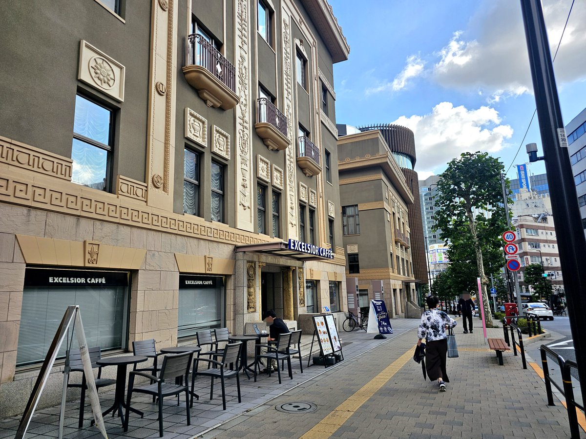 ichigaya2018's tweet photo. 御茶ノ水に最近できたエクセルシオール、日大お茶の水校舎を活用していて外観も内装もめちゃくちゃお洒落 https://t.co/maat8U60eE