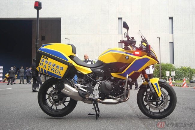 PutiMotor's tweet photo. 日本一長い道路トンネル首都高「山手トンネル」の安全を守る精鋭たち 首都高バイク隊の「黄バイ」。

BMW Motorrad「F900XR POLICE仕様」の黄バイを所有するのは、民間企業の首都高パトロール。

これまではホンダ「CB400スーパーボルドール」を採用していたが、2022年10月の生産終了に伴い、2024年11月から新型車両への入れ替えが進み、5台が導入済み。

現在、黄バイを9台所有し、２人１組の３チーム・6台が常に稼働、残りの3台はスペア車両。

https://t.co/BAuJiOtodM