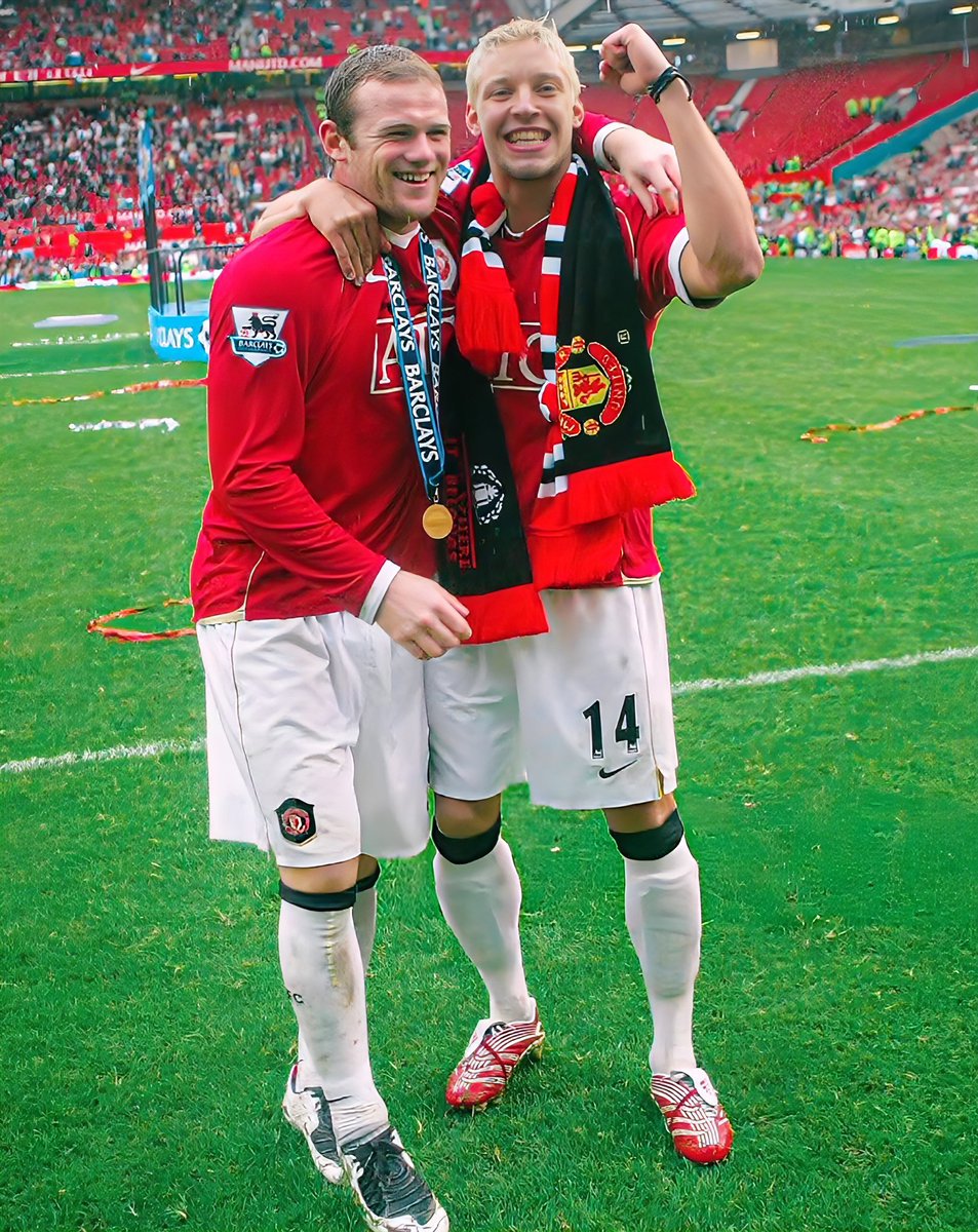 Utdcen's tweet photo. Who is the player standing next to Wayne Rooney? https://t.co/xcoDPBL2J4
