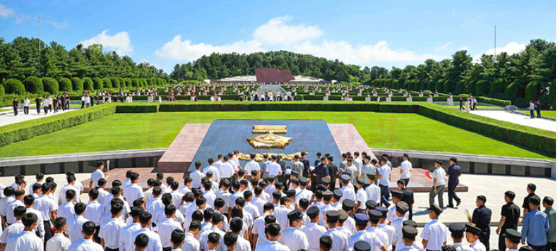 Korea_Friend_UK's tweet photo. Keeping in mind the spirit of the Anti-Japanese forerunners -at the Revolutionary Martyrs Cemetery at Mt Taesong . https://t.co/C22kjvKlbR