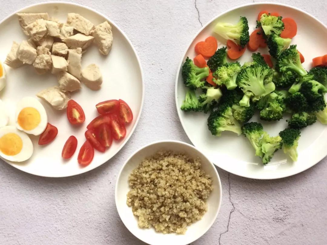 AndrewMerlyy4u's tweet photo. Fuel your day with this 5-min prep low-carb meal! Grilled chicken, roasted broccoli u0026 quinoa – high protein, low calorie, perfect for fat loss goals. Save this for your next meal prep!， https://t.co/7dq5VCgM5D