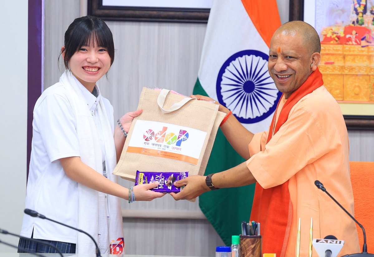 CMOfficeUP's tweet photo. Young Minds, Shared Values, Stronger Futures! 🇮🇳🇯🇵

Chief Minister @myogiadityanath Ji interacted with students from India and Japan in Lucknow today.

This interaction brought two cultures and young minds together- building bridges of friendship, shared values and hope for a stronger tomorrow.

#YogiConnectsUPJapanGenZ