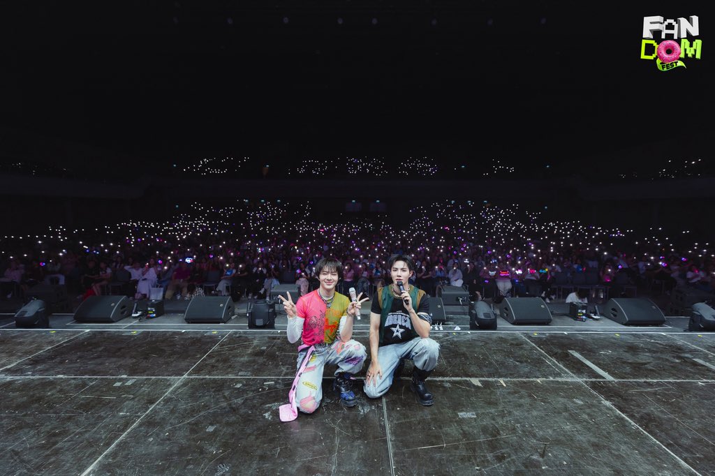 FandomFestoff's tweet photo. คอนจบความรู้สึกไม่จบ! รวมโมเมนต์ความสนุกสุดปังในจักรวาล #FandomFest 🪐🌈🥳

ขอบคุณโชว์สุดพิเศษจากทุกด้อม 🎤🔥 ความน่ารักตั้งแต่วิแรกของ #butterbear , ความฮ็อบสับสะบัดจาก #PROXIEth , เสียงร้องสุดคูลของ #PUN , เอนเนอร์จี้ตัวตึงจาก #GELBOYS ยันความทรงจำสุดฟินจาก #ZeeNuNew 

ที่สำคัญที่สุด ขอบคุณชาวแฟนด้อมทุกคนที่มาเอนจอยไปด้วยกัน 🏆💙

#AmarinTV #AmarinTVOnline