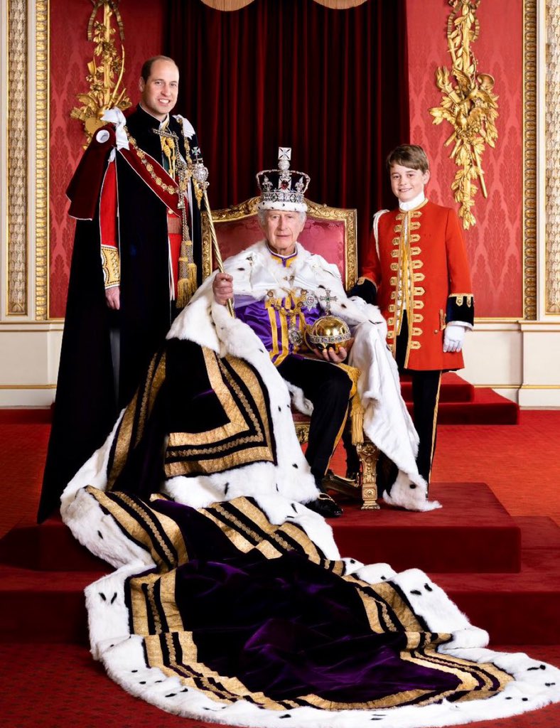 PrincessCaukx's tweet photo. A new photo of the King and his heirs, Prince William and Prince George, has been released by the palace!👑 https://t.co/lse1SSDdwa