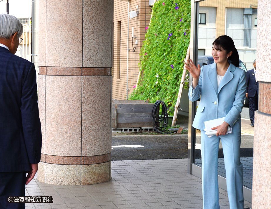 shigahochi's tweet photo. 愛子内親王殿下初来県
敬宮愛子内親王殿下が２０日夕から２１日にかけて、地方事情ご視察のため来県された。同殿下のご来県は初めて。昨年国スポ視察のため予定されていた訪問が取りやめとなり、待望のお成りとなった竜王町では沿道に多くの町民が集まって出迎え、同殿下は笑顔で歓声に応えられた。 https://t.co/yyyCYbj7wo