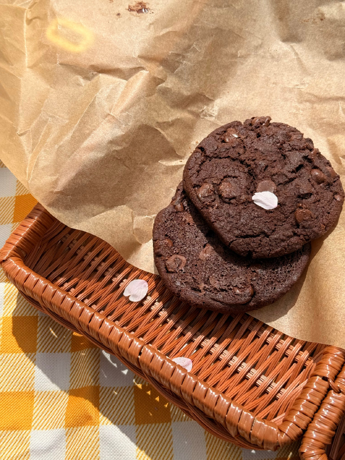 TTamsri's tweet photo. A sweet surprise from my kind neighbor—freshly baked chocolate chip cookies left on my porch this morning! Small acts of kindness make such a warm difference in the neighborhood. ， https://t.co/IzGJkkR7Xs